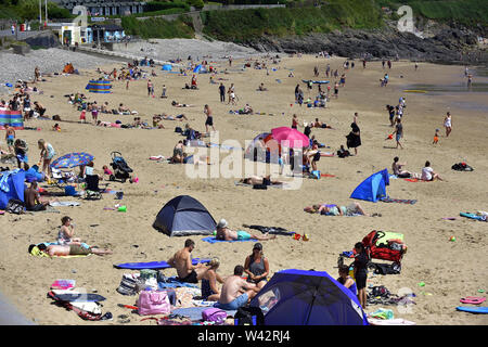 Hunderte von Menschen Kopf nach Swansea Langland Bay Strand, Sonne mit Wales tränken prognostiziert der heißeste Tag des Jahres so weit zu haben, Samstag, den 17. Juni 2017. Stockfoto