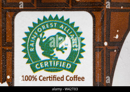 Rainforest Alliance zertifizierter 100% zertifizierter Kaffee auf Karton mit Jimmys Iced Coffee Belgian Chocolate Mocha Drink Stockfoto