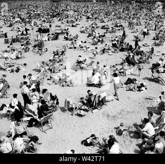 Menschenmassen am Strand von Margate in Kent, an einem heißen Sommertag. Juni 1960 M 4328-008 Stockfoto