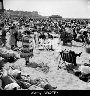 Menschenmassen am Strand von Margate in Kent, an einem heißen Sommertag. Juni 1960 M 4328-006 Stockfoto