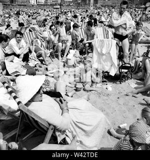 Menschenmassen am Strand von Margate in Kent, an einem heißen Sommertag. Juni 1960 M 4328-002 Stockfoto