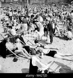 Menschenmassen am Strand von Margate in Kent, an einem heißen Sommertag. Juni 1960 M 4328-009 Stockfoto