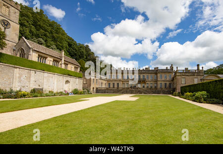 Rasen und das Grundstück an der Rückseite des Dyrham Park Country House Stockfoto