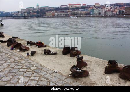 Die Hacken am Memorial Ufer der Donau in Budapest, das Gedenken an die Ungarische Juden, die in die Donau während der Ungarischen Holocaust erschossen wurden. Stockfoto