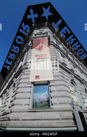 Das Äußere des 'Haus des Terrors' Memorial Museum mit Exponaten zu den faschistischen und kommunistischen Regimen im 20. Jahrhundert in Ungarn. Stockfoto