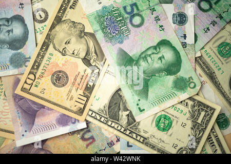 US Dollar stack und Chinesische Yuan Scheine auf den Tisch. Das Konzept der Handelskrieg zwischen den USA und China Stockfoto