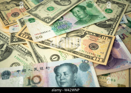 US Dollar stack und Chinesische Yuan Scheine auf den Tisch. Das Konzept der Handelskrieg zwischen den USA und China Stockfoto