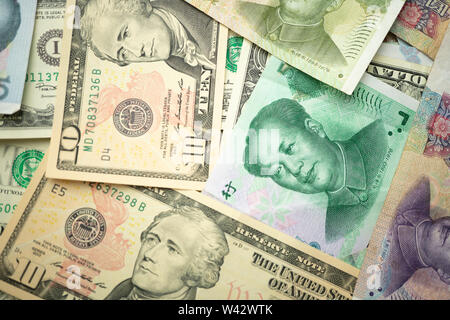 US Dollar stack und Chinesische Yuan Scheine auf den Tisch. Das Konzept der Handelskrieg zwischen den USA und China Stockfoto