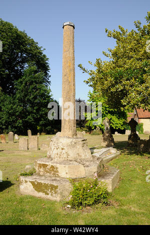 Welle und Sockel des Kreuzes in Kirchhof der Dorchester Abbey, Dorchester auf Themse, Oxfordshire Stockfoto