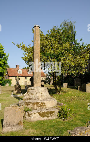 Welle und Sockel des Kreuzes in Kirchhof der Dorchester Abbey, Dorchester auf Themse, Oxfordshire Stockfoto