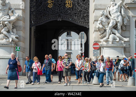 Wien. 19 Juli, 2019. Touristen besuchen Sie die Innenstadt von Wien, Österreich, am 19. Juli. Während der Sommerferien in Europa, Wien zieht Touristen aus der ganzen Welt mit seiner einzigartigen Architektur und die schöne Landschaft. Quelle: Guo Chen/Xinhua/Alamy leben Nachrichten Stockfoto