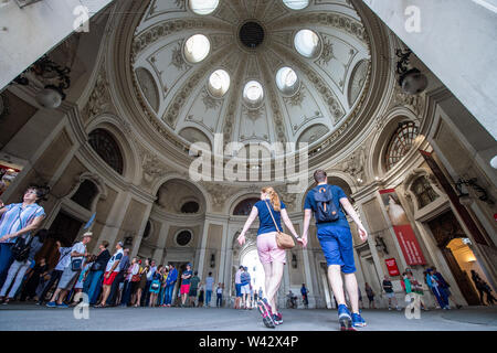 Wien. 19 Juli, 2019. Touristen besuchen Sie die Innenstadt von Wien, Österreich, am 19. Juli. Während der Sommerferien in Europa, Wien zieht Touristen aus der ganzen Welt mit seiner einzigartigen Architektur und die schöne Landschaft. Quelle: Guo Chen/Xinhua/Alamy leben Nachrichten Stockfoto