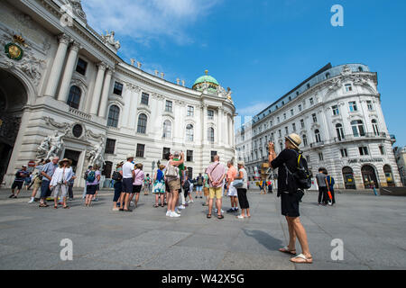 Wien. 19 Juli, 2019. Touristen besuchen Sie die Innenstadt von Wien, Österreich, am 19. Juli. Während der Sommerferien in Europa, Wien zieht Touristen aus der ganzen Welt mit seiner einzigartigen Architektur und die schöne Landschaft. Quelle: Guo Chen/Xinhua/Alamy leben Nachrichten Stockfoto