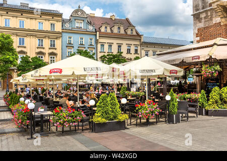 Krakau, Polen - 18. Juni 2019: Outdoor Cafe, Restaurant im Hauptmarkt Rynek Glowny Stockfoto