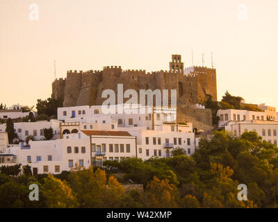 Kloster des Hl. Johannes des Theologen mit Blick auf Patmos, griechische Inseln, Griechenland Stockfoto