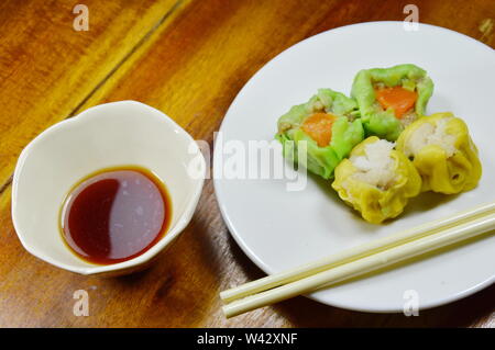 Gedünsteter chinesische Knödel mit Sojasoße Stockfoto