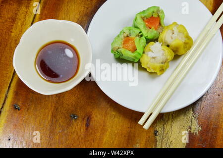 Gedünsteter chinesische Knödel mit Sojasoße Stockfoto