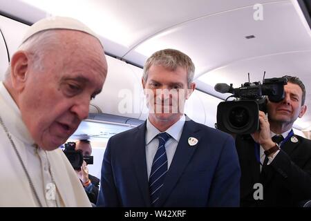 Keine Frankreich - Schweiz: 25. August 2018: Papst Franziskus, flankiert von Matteo Bruni (C), grüßt Journalist in einem Flugzeug nach Dublin, Irland. (Â© ALESSIA GIULIANI/CPP/IPA/Fotogramma, - 2018-08-25) ps das Foto in Bezug auf den Kontext, in dem es aufgenommen wurde verwendet werden können, und ohne beleidigende Absicht der Anstand des Volkes vertreten (Â© ALESSIA GIULIANI/CPP/IPA/Fotogramma, Foto Repertoire - 2019-07-19) p.s. La foto e 'utilizzabile nel rispetto del contesto in Cui e' Stata scattata, e senza intento diffamatorio del decoro delle Persone rappresentate Stockfoto