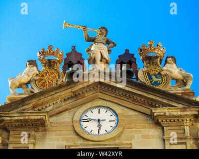 Top von Pamplona Rathaus mit Uhr und blauer Himmel Stockfoto