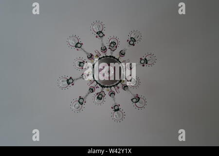 Venezianische mundgeblasenem Glas Kronleuchter aus Muranoglas, bunt, getragen von unten gegen die Decke Stockfoto