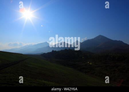 Banasura Hügeln im Hintergrund der blauen Himmel. Stockfoto