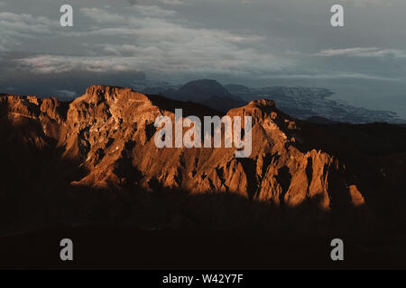 Luftaufnahme von Las CaÃ±Adas bei Sonnenaufgang mit Küste im Hintergrund Stockfoto