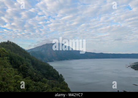 Blick hinter Batur Vulkan auf der Caldera mit Blick auf den See und die gegenüberliegenden Abang Berg. See mit Thermalquellen. Natürliche Erscheinung, die durch die UNESCO geschützt. Stockfoto