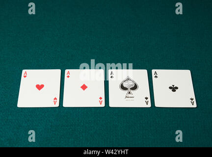 Poker spiel der Asse die Karten auf dem grünen Teppich im Hintergrund angezeigt. Stockfoto