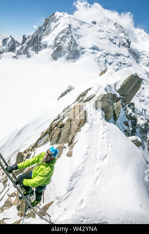 Ein lächelndes alpinist Tops, der Leiter des Mt Blanc Cosmiques Ridge Stockfoto