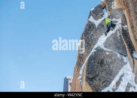 Ein alpinist läuft aus steilen gemischtem Gelände auf der Aiguille du Midi Stockfoto