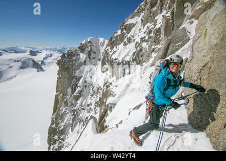 Frau alpinist Lächeln und die Seile auf der Cosmiques Ridge Stockfoto