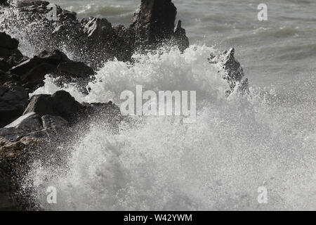 Big stürmischen Meer Wellen über Klippen aus dem nördlichen portugiesischen Küste brechen Stockfoto