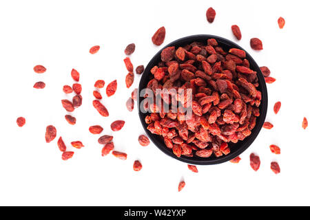 Super Brain Food trocken Goji Beere in Schwarz Keramik Cup auf weißem Hintergrund mit Kopie Raum isoliert Stockfoto