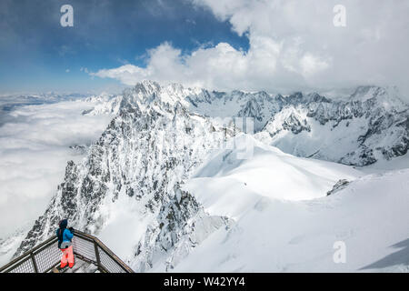 Eine Frau ist auf einer Aussichtsplattform hoch in den französischen Alpen thront Stockfoto