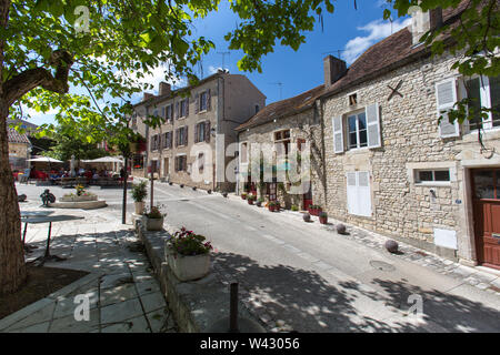 Chauvigny, Frankreich. Malerische Sommer Blick von Chauvigny an der Piazza an der Rue des Puys. Stockfoto