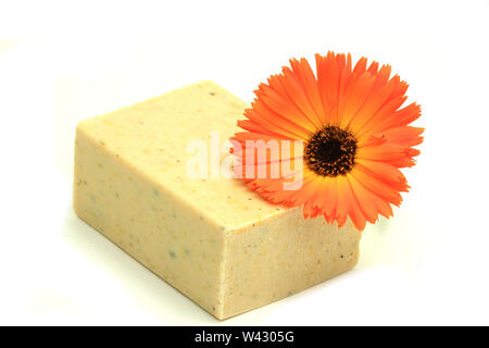 Natürliches Peeling Seife mit Ringelblume Blume. Gesunde pflanzliche Kosmetik für Spa Stockfoto