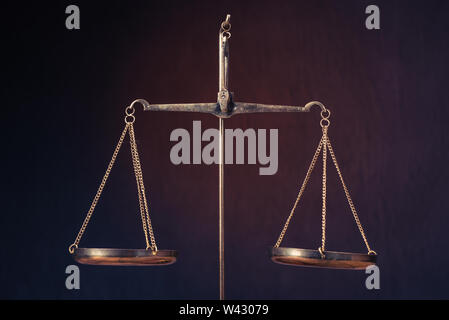 Gesetz Skalen auf Tisch. Symbol der Gerechtigkeit - Bild Stockfoto