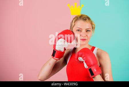 Feminin zarte Blondine mit Queen Krone tragen Boxhandschuhe. Für den Erfolg kämpfen. VIP-gym. Bekämpfung der Königin. Frau Boxhandschuh und Krone Symbol der Prinzessin. Königin der Sport. Beste werden im Boxen Sport. Stockfoto