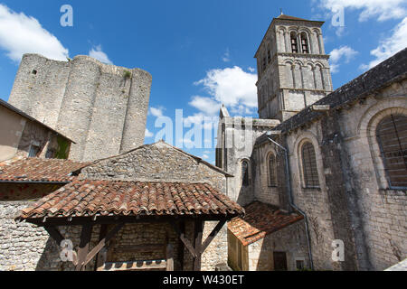 Chauvigny, Frankreich. Malerische Ansicht des 12. Jahrhunderts Stiftskirche St-Pierre bei Plan Saint-Pierre, mit Donjon de Gouzon auf der linken Seite des Bildes. Stockfoto