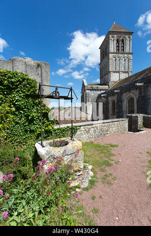 Chauvigny, Frankreich. Malerische Ansicht des 12. Jahrhunderts Stiftskirche St-Pierre bei Plan Saint-Pierre, mit Donjon de Gouzon auf der linken Seite des Bildes. Stockfoto