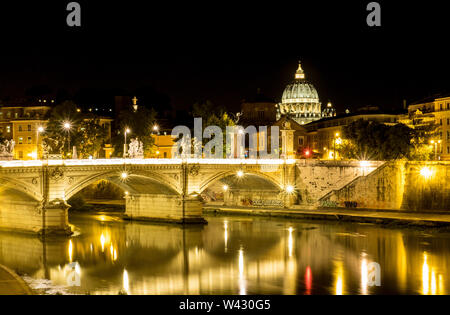 Nacht Blick auf Rom, auf der anderen Seite des Tiber, mit der Basilika von St. Peter und anderen Landmarken Stockfoto