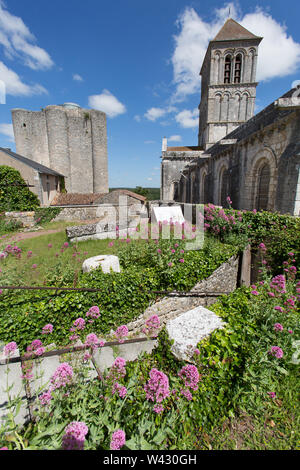 Chauvigny, Frankreich. Malerische Ansicht des 12. Jahrhunderts Stiftskirche St-Pierre bei Plan Saint-Pierre, mit Donjon de Gouzon auf der linken Seite des Bildes. Stockfoto