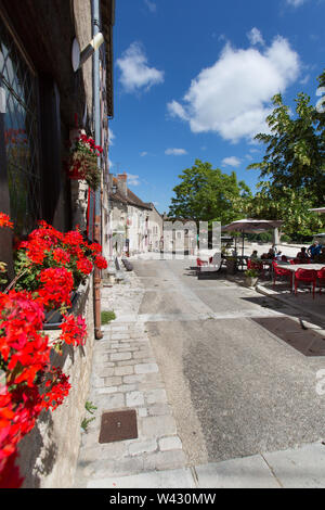 Chauvigny, Frankreich. Malerische Sommer Blick von Restaurants und Häuser in Chauvigny's Rue des Puys. Stockfoto