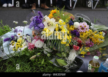 (190719) - Kyoto, Juli 19, 2019 (Xinhua) - Blumen sind in der Nähe von der Stelle von einem Brandanschlag in Kyoto, Japan, 19. Juli 2019 gesehen. Fachbesucher aus der Japanischen Animation Szene zusammen mit zahllosen Fans zum Ausdruck völliger Schock und Verwirrung Freitag nach der tragischen Ereignisse, die einen Tag früher im Studio von Kyoto Animation Co. in Western Japan durchsickerte. (Xinhua / Du Xiaoyi) Stockfoto