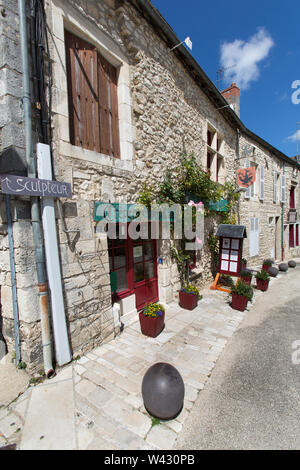 Chauvigny, Frankreich. Malerische Sommer Blick von Restaurants und Häuser in Chauvigny's Rue des Puys. Stockfoto