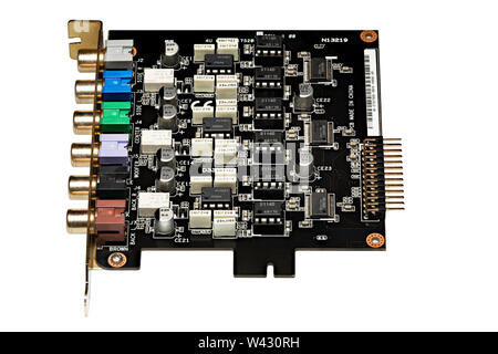 5.1 Surround Sound analoger Elektronik Audio Erweiterungskarte für Computer, isoliert auf einem weißen Hintergrund. Stockfoto