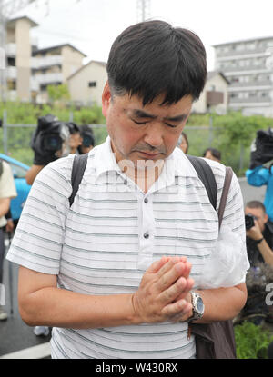 (190719) - Kyoto, Juli 19, 2019 (Xinhua) -- ein Mann trauert in der Nähe von der Stelle von einem Brandanschlag in Kyoto, Japan, 19. Juli 2019. Fachbesucher aus der Japanischen Animation Szene zusammen mit zahllosen Fans zum Ausdruck völliger Schock und Verwirrung Freitag nach der tragischen Ereignisse, die einen Tag früher im Studio von Kyoto Animation Co. in Western Japan durchsickerte. (Xinhua / Du Xiaoyi) Stockfoto