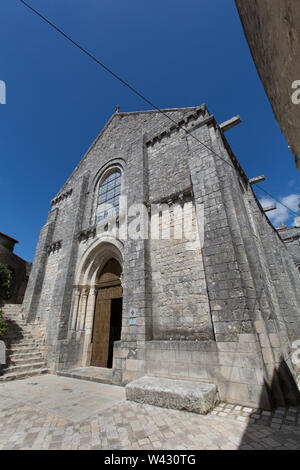 Chauvigny, Frankreich. Malerischer Blick auf den Haupteingang des 12. Jahrhunderts Stiftskirche St-Pierre bei Plan Saint-Pierre. Stockfoto