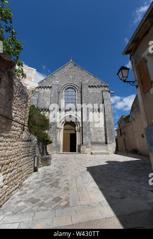 Chauvigny, Frankreich. Malerischer Blick auf den Haupteingang des 12. Jahrhunderts Stiftskirche St-Pierre bei Plan Saint-Pierre. Stockfoto