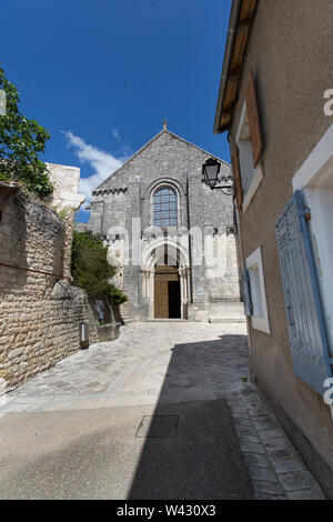 Chauvigny, Frankreich. Malerischer Blick auf den Haupteingang des 12. Jahrhunderts Stiftskirche St-Pierre bei Plan Saint-Pierre. Stockfoto